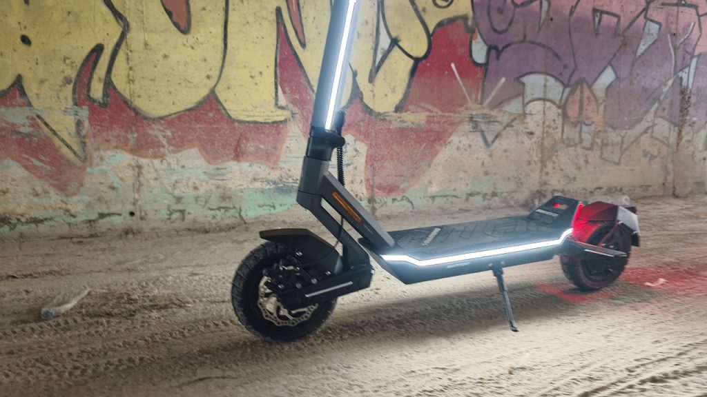 patinete con luces diurnas