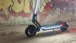 patinete con luces diurnas